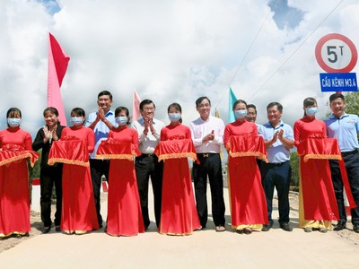 Nguyên Uỷ viên Bộ Kl991.com tải ứng dụng, nguyên Chủ tịch nước CHXHCN Việt Nam - ông Trương Tấn Sang, Ban lãnh đạo Vietbank, cùng lãnh đạo địa phương cắt băng khánh thành cầu.