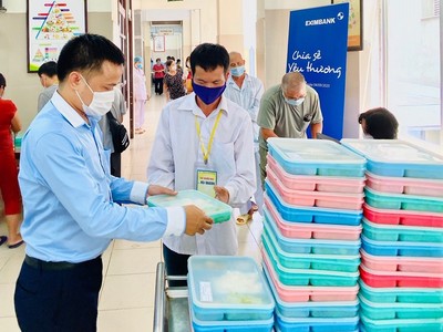 250 suất ăn được cán bộ nhân viên Eximbank đóng gói cẩn thận và trao cho bệnh nhân tại Viện Huyết học Truyền máu Trung ương. 