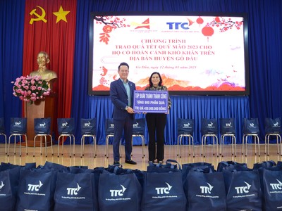 Ông Đặng Hồng Anh, Chủ tịch Hội Doanh nhân trẻ Việt Nam, Phó Chủ tịch Kl994 game bài casino hấp dẫn TTC trao tặng bảng biểu trưng tài trợ