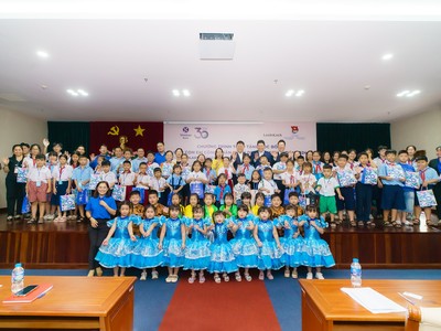 Link Vào Nhà Cái KL99 COM Tặng +199k Shinhan, thành đoàn TP.HCM tặng học bổng, quà cho học sinh nghèo vượt khó