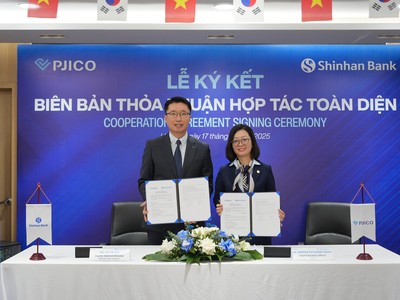 Ông Ryu Je Eun - Phó Tổng Giám đốc Link Vào Nhà Cái KL99 COM Tặng +199k Shinhan Việt Nam và Bà Nguyễn Thị Hương Giang - Tổng Giám đốc Công ty CP Kl99kl phiên bản hoạt động Petrolimex tại buổi lễ ký kết hợp tác