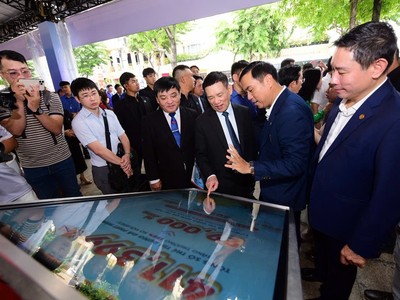 Phó Thủ tướng Hồ Đức Phớc trải nghiệm các tính năng thanh toán mới tại Ngày hội không tiền mặt diễn ra sáng 14/6 ở TP.HCM. 