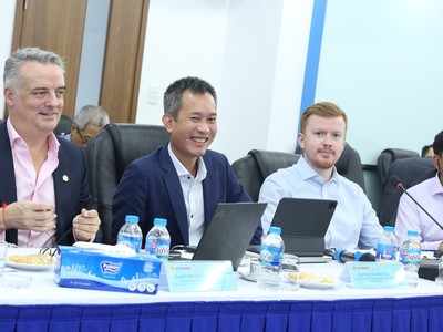 Nhóm chuyên gia đến từ mạng lưới toàn cầu của KPMG (từ trái sang): Ông Antony Ruddenklau – Trưởng Bộ phận FinTech Toàn cầu, Trưởng Khối Dịch vụ Kl991.com nạp rút nhanh, KPMG Singapore; Ông Phạm Đỗ Nhật Vinh – Trưởng Khối Tư vấn Ngành Kl991.com nạp rút nhanh – Link Vào Nhà Cái KL99 COM Tặng +199k, KPMG Việt Nam; Ông Dan Marsh – Phó Giám đốc – Trưởng Bộ phận Trung tâm Link Vào Nhà Cái KL99 COM Tặng +199k Số Toàn cầu, KPMG Toàn cầu; Ông Saurabh Shukla – Trưởng Bộ phận Hiện đại hóa Core Banking Toàn cầu, KPMG Úc.