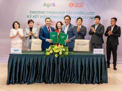 Ông Huỳnh Văn Pháp - Phó Tổng Giám đốc AgriS và ông Shin Juback - Tổng giám đốc LOTTE MART trao biên bản ký kết hợp tác