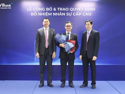 Ông Lê Anh Tài - Chủ tịch HĐQT (bên phải) và ông Lý Hoài Văn - Thành viên HĐQT kiêm Tổng giám đốc (bên trái) trao quyết định bổ nhiệm Phó tổng giám đốc phụ trách Khối Kl991.com nạp rút nhanh đến ông Nguyễn Hoàng Sơn