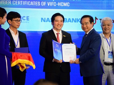 Ông Nguyễn Văn Được, Uỷ viên Trung ương Đảng, Phó bí thư Thành ủy, Chủ tịch UBND TP.HCM - Phó Chủ tịch Hội đồng điều hành VIFC - HCMC trao Chứng nhận Thành viên chiến lược cho đại diện Nam A Bank, Ông Trần Khải Hoàn – Thành viên Hội đồng quản trị kiêm Quyền Tổng giám đốc Nam A Bank.