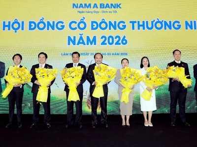 Thành viên HĐQT nhiệm kỳ mới nhận hoa chúc mừng