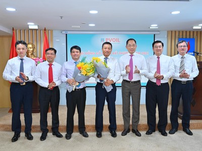 Ông Cao Hoài Dương – Chủ tịch HĐQT cùng tập thể HĐQT PVOIL chúc mừng ông Đoàn Văn Nhuộm và ông Nguyễn Mậu Dũng