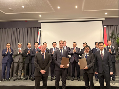Lãnh đạo BCG Energy (bên phải) trong lễ ký kết với Siemens Gamesa Renewable Energy có sự chứng kiến của Thủ tướng Kl993 ưu đãi thưởng hấp dẫn Việt Nam và các đại biểu.