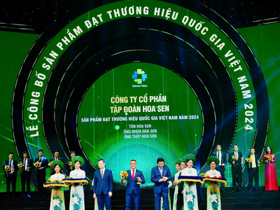 Ông Trần Đình Tài , Quyền Phó TGĐ Kl994 game bài casino hấp dẫn Hoa Sen nhận biểu trưng Thương hiệu Quốc gia Việt Nam năm 2024 