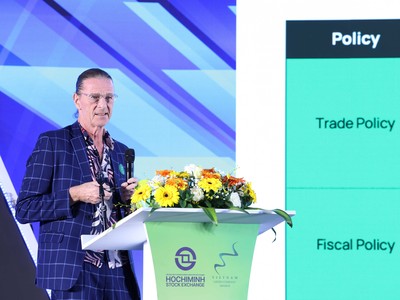 Ông Dominic Scriven trình bày về dự báo tăng trưởng Kl992 cổng game cá cược năm 2025. Ảnh: Lê Toàn