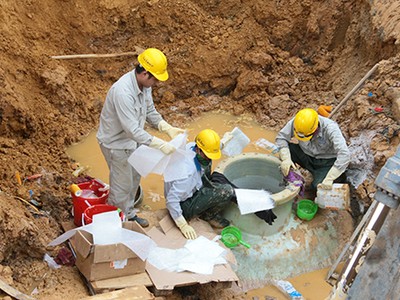 Sau hơn 6 năm đưa vào hoạt động, đường ống nước sạch Sông Đà đã gặp sự cố lần thứ 16, gây thiệt hại hơn 13 tỷ đồng. Ảnh: Bá Đô
