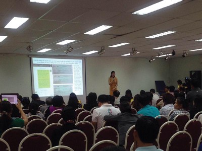 Bà C.H đang giải thích cho hàng trăm khách hàng đòi tiền vì trót tham gia hình thức Kl99ok phiên bản mới này.
