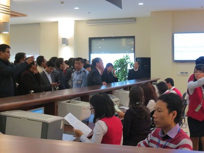 Nhà Kl99ok phiên bản mới hồi hộp theo dõi từng lệnh đấu giá được nhập. Ảnh: Kỳ Thành