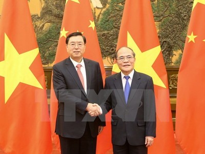Chủ tịch Quốc hội Nguyễn Sinh Hùng và Chủ tịch Nhân Đại Trương Đức Giang tại lễ đón

