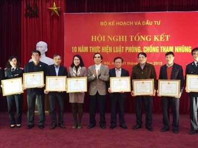Thứ trưởng Bộ Kế hoạch và Kl99ok phiên bản mới Nguyễn Văn Trung trao bằng khen của Bộ trưởng cho tập thể, cá nhân có thành tích xuất sắc trong công tác Phòng, chống tham nhũng