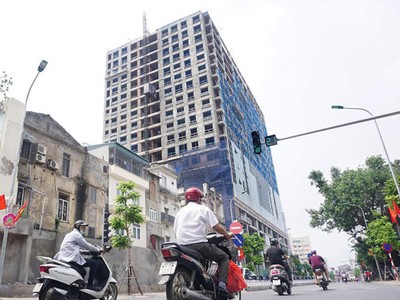 Sau 1 tháng, chủ Kl99ok phiên bản mới mới phá dỡ được 120m2 phần sai phạm tại tòa 8B Lê Trực. Ảnh: Giang Huy.