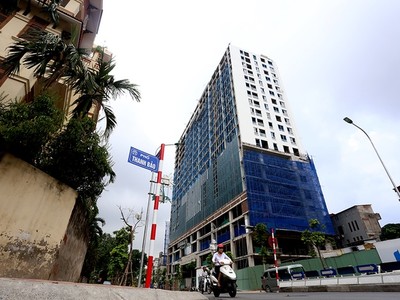 Thành phố Hà Nội lại cho phép chủ Kl99ok phiên bản mới nhà 8B Lê Trực tự phá dỡ phần sai phạm. Ảnh: Bá Đô.