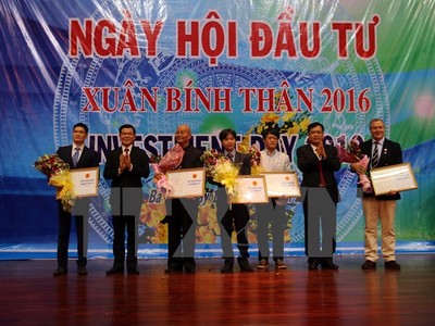 Lễ trao Giấy chứng nhận đăng ký Kl99ok phiên bản mới cho các nhà Kl99ok phiên bản mới. (Ảnh: Đoàn Mạnh Dương/TTXVN)