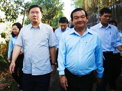Ông Lê Minh Tấn - Bí thư Huyện ủy Củ Chi (áo xanh) - giữ chức Giám đốc Sở Lao động Thương binh và Trang Chủ KL99Com Số 1 Link Đăng Ký KL999. Ảnh: H.C