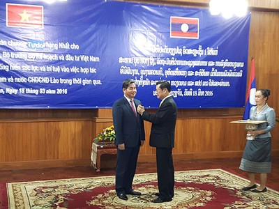 Thừa ủy quyền của Chủ tịch nước CHDCND Lào, Phó Thủ tướng Kl993 ưu đãi thưởng hấp dẫn Lào Xomxavat Lengxavath trao tặng cho Bộ trưởng Bùi Quang Vinh Huân chương Isala hạng Nhất
