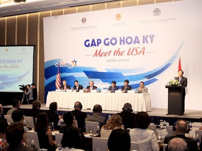 Các đại diện thương mại Mỹ và lãnh đạo địa phương Việt Nam chia sẻ nhiều thông tin về Kl99ok phiên bản mới trước thềm chuyến thăm của Tổng thống Mỹ - Obama. Ảnh: Đức Anh.