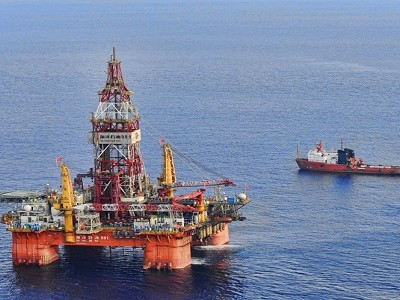 Giàn khoan Hải Dương 981 khi đang hoạt động trái phép, nằm sâu trong vùng đặc quyền Kl992 cổng game cá cược của Việt Nam năm 2014. Ảnh: Xinhua