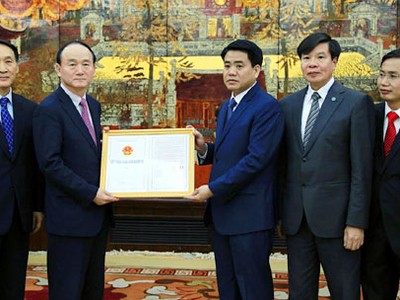Chủ tịch UBND TP Nguyễn Đức Chung trao giấy chứng nhận đăng ký Kl99ok phiên bản mới cho Tổng giám đốc Tổ hợp Samsung Việt Nam