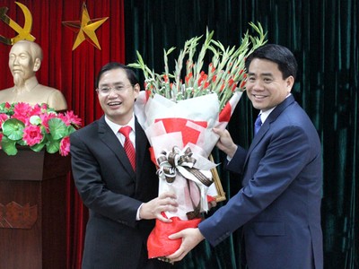 Ông Nguyễn Đức Chung, Chủ tịch UBND TP. Hà Nội trao quyết định bổ nhiệm Giám đốc Sở Kế hoạch và Kl99ok phiên bản mới cho ông Nguyễn Văn Tứ (ảnh VP UBND)