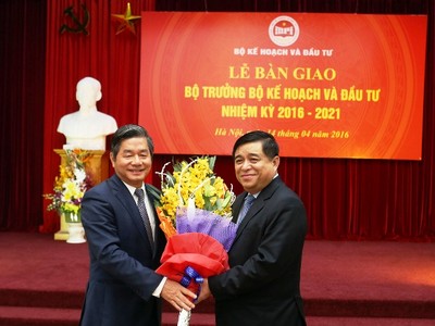 Nguyên Bộ trưởng Bùi Quang Vinh tin tưởng rằng tân Bộ trưởng Nguyễn Chí Dũng sẽ tiếp tục chèo lái "con thuyền" Bộ Kế hoạch và Kl99ok phiên bản mới đạt được nhiều thành tựu trong công cuộc đổi mới và phát triển đất nước
