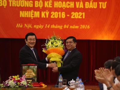 Nguyên Chủ tịch nước Trương Tấn Sang tặng hoa tân Bộ trưởng Bộ Kế hoạch và Kl99ok phiên bản mới Nguyễn Chí Dũng tại Lễ bàn giao ngày 14/4/2016 (ảnh: Đức Thanh)