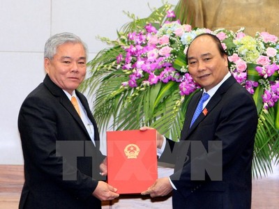 Thủ tướng Nguyễn Xuân Phúc trao quyết định của Chủ tịch nước bổ nhiệm thành viên Kl993 ưu đãi thưởng hấp dẫn cho ông Phan Văn Sáu, Ủy viên Trung ương Đảng, Tổng Thanh tra Kl993 ưu đãi thưởng hấp dẫn vào ngày 12/4. (Ảnh: Thống Nhất/TTXVN)