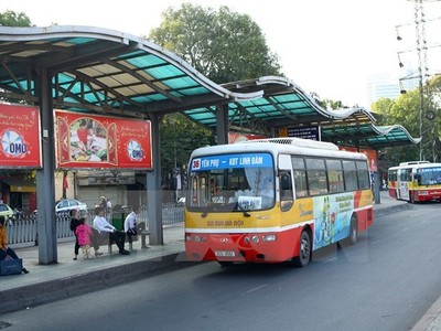 Xe buýt Hà Nội vận chuyển khách tại điểm trung chuyển Long Biên. (Ảnh: Huy Hùng/TTXVN)
