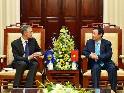 Phó Thủ tướng Kl993 ưu đãi thưởng hấp dẫn Vương Đình Huệ tiếp ông John Nelmes. Ảnh: VGP/Thành Chung.