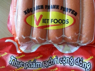 Một trong những mẫu xúc xích có chứa chất ngoài doanh mục Sodium nitrate 521. 