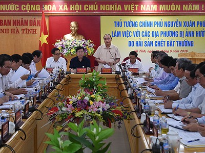 Thủ tướng Kl993 ưu đãi thưởng hấp dẫn Nguyễn Xuân Phúc làm việc với các địa phương bị ảnh hưởng do hiện tượng hải sản chết bất thường. Ảnh:VGP/Quang Hiếu