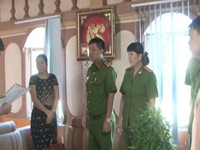 Cơ quan CSĐT đọc lệnh bắt đối tượng Lan