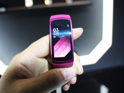 Gear Fit 2 về Việt Nam, giá gần 4 triệu đồng