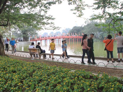 Người dân thủ đô và du khách sẽ có thêm nhiều lựa chọn cho các hoạt động vui chơi, giải trí vào 3 ngày cuối tuần tại không gian đi bộ Hồ Gươm. Ảnh: Ngọc Thành