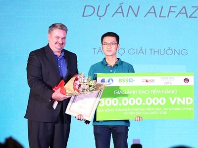 Phan Thành Đạt nhận học bổng “Lãnh đạo tài năng” trị giá 300 triệu đồng tại Ngày hội khởi nghiệp 2016.