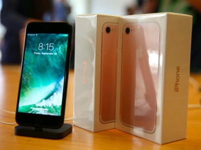 iPhone 7 có cấu hình như iPhone 7 Plus nhưng màn nhỏ hơn và không có camera kép.
