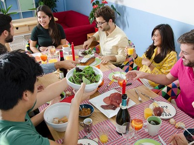 VizEat không chỉ cung cấp sự trải nghiệm về ẩm thực, mà còn cả trải nghiệp văn hóa, sự giao tiếp Trang Chủ KL99Com Số 1 Link Đăng Ký KL999 giữa người chủ nhà và khsach du lịch - Ảnh: VizEat