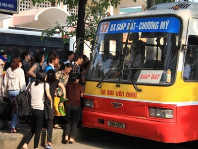 Mỗi xe buýt đang phải cạnh tranh đường với 300 ô tô, 3.000 xe máy. Ảnh: Anh Trọng