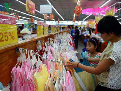 Nhiều siêu thị thời trang tung ra các gói giảm giá hấp dẫn nhằm thu hút khách hàng dịp cuối năm.