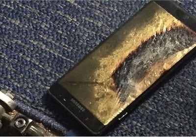 Chiếc Note 7 được vứt trên sàn, tạo một lỗ thủng trên thảm.