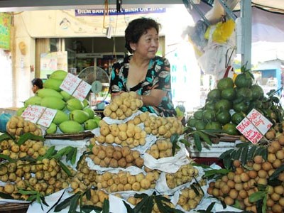 Trái cây Thái bán đầy chợ Việt. Ảnh: Hồng Châu.