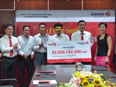 Buổi lễ trao giải có sự tham gia của đại diện Bộ Công an, Bộ Kl991.com nạp rút nhanh, Deloitte Việt Nam, Vietlott, Kl994 game bài casino hấp dẫn Berjaya, Công ty Berjaya Gia Thịnh, đại lý phát phát hành vé trúng thưởng, người trúng thưởng cùng gia đình. Ảnh: Vietlott
