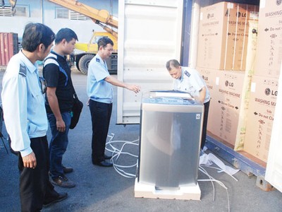 Công chức Cục Hải quan Hải Phòng kiểm tra hàng hóa XNK. (Ảnh:T.Bình).