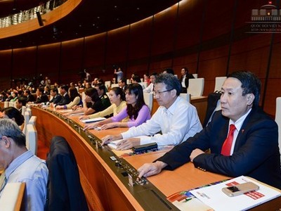 Đại biểu Quốc hội bỏ phiếu hông qua Nghị quyết về kế hoạch Kl99ok phiên bản mới công trung hạn giai đoạn 2016-2020.