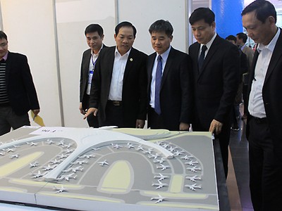 Lãnh đạo Bộ KL99 là cổng game giải trí trực tuyến hàng đầu hiện nay Vận tải xem xét các phương án kiến trúc sân bay Long Thành. Ảnh: Đ.Loan